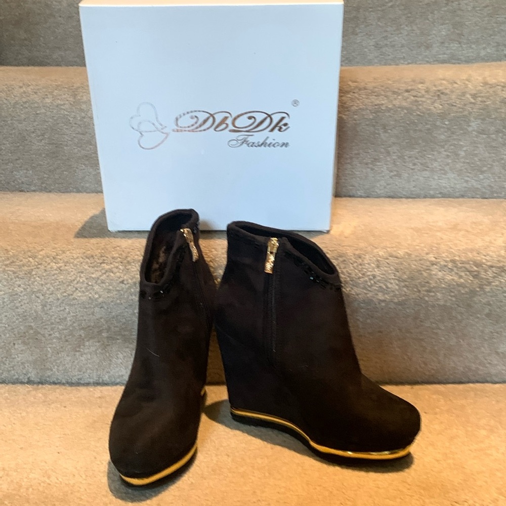 BRAND NEW IN BOX Sexy black wedge booties by DbDk Fashion. Size 7. Suede w/gold.